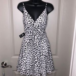 (NWT) #Express ⚫️⚪️ Leopard Mini Dress M